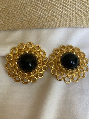 Paolo Gucci Vintage Clip Earrings Black Cabochon Filigree Gold Tone